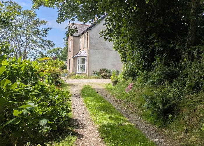 The Manse Featuring The Daisy Camrose